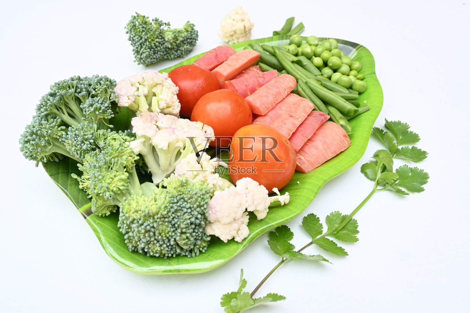 色彩斑斓的新鲜蔬菜拼盘。照片摄影图片