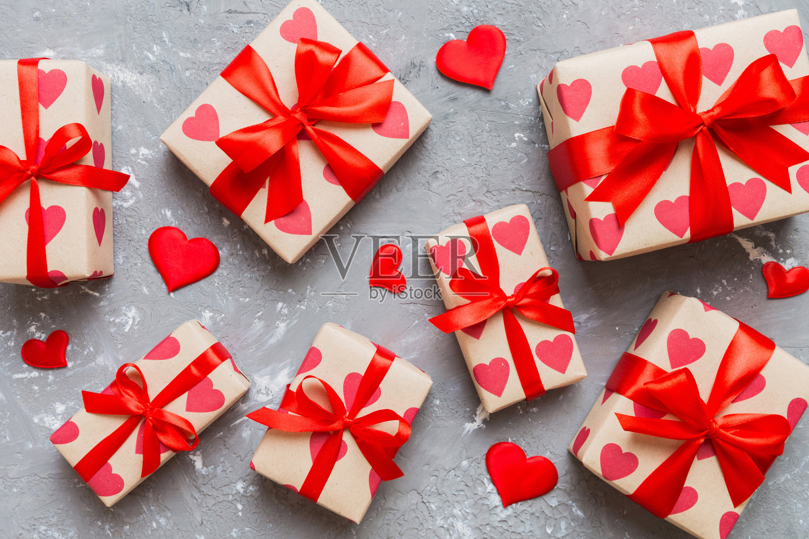 情人节装饰的礼品盒，红色丝带蝴蝶结，俯视图，背景色彩丰富的节日礼品盒。照片摄影图片