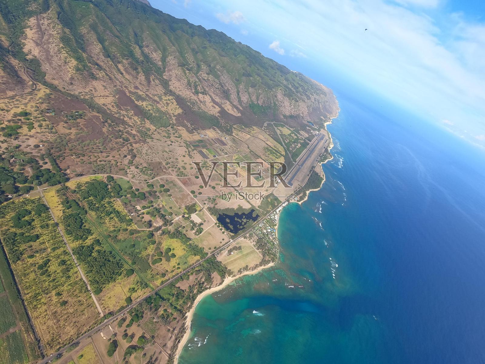 夏威夷瓦胡岛的空中视角，山脉与海洋照片摄影图片