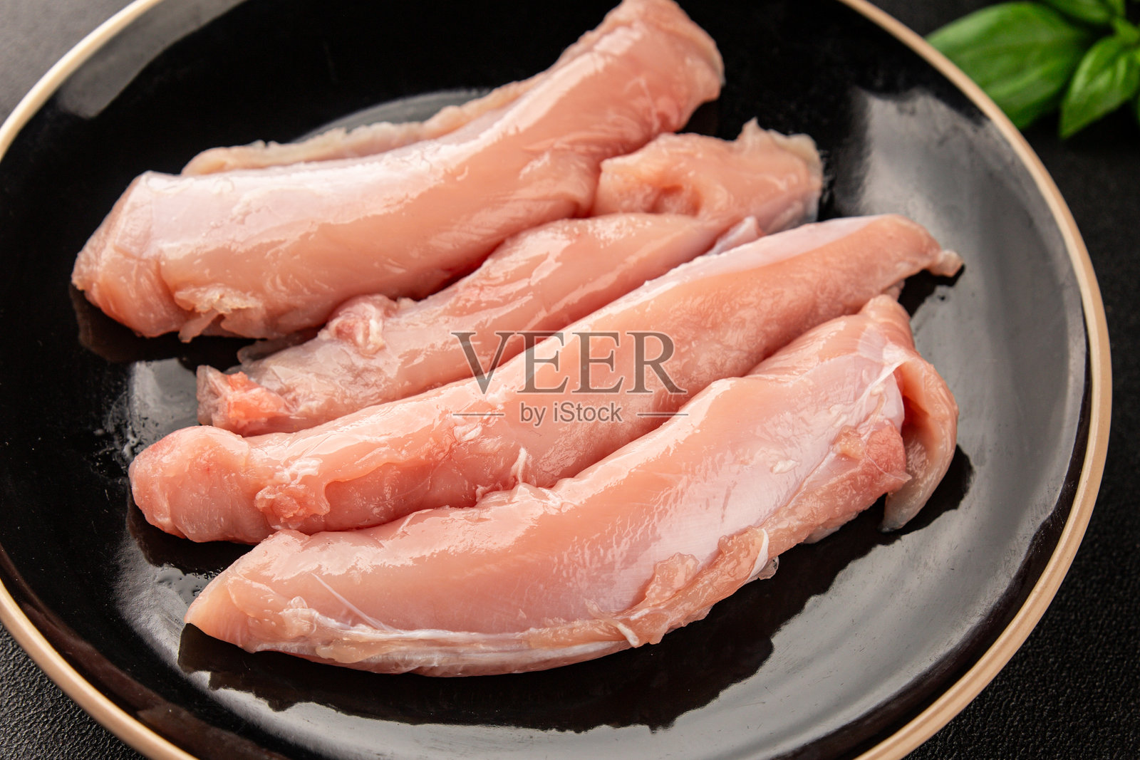 兔肉生肉片饮食新鲜美味的美食背景， rustic 风格的桌面俯视图，留白，适合生酮和古饮食。照片摄影图片