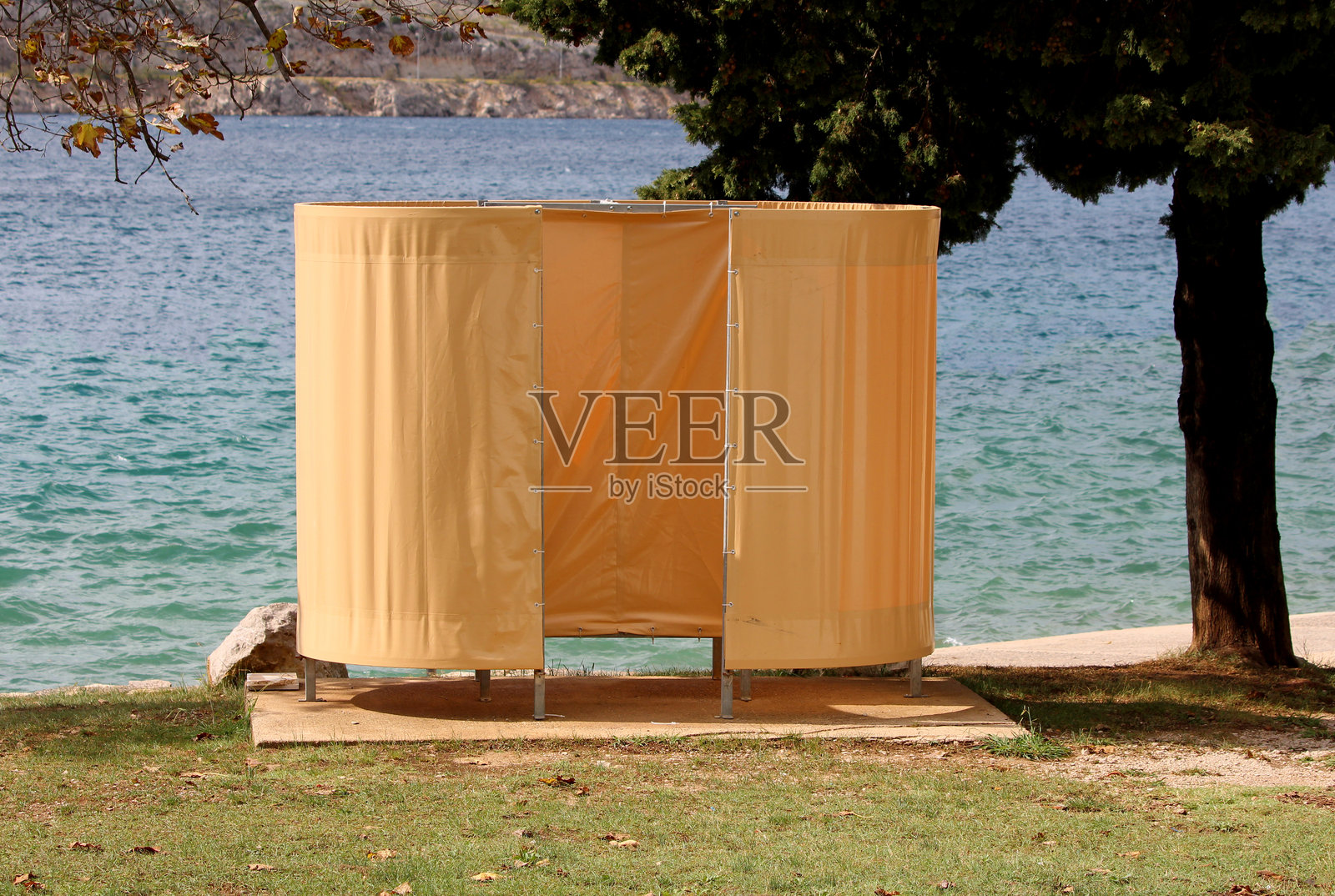 水边的黄色海滩更衣室照片摄影图片