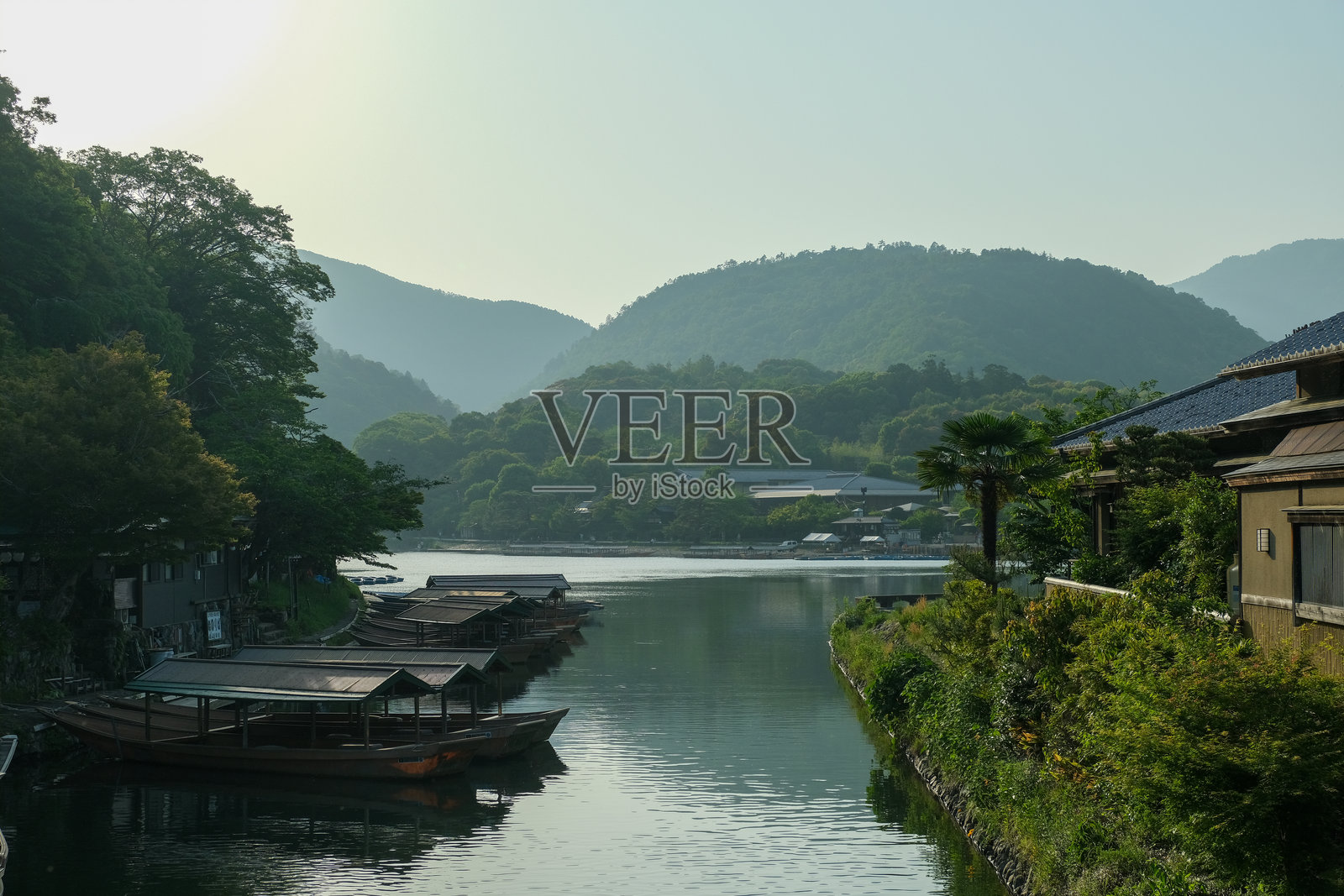 日本河流风景的美丽景色，船只与绿色山脉相映成趣。照片摄影图片