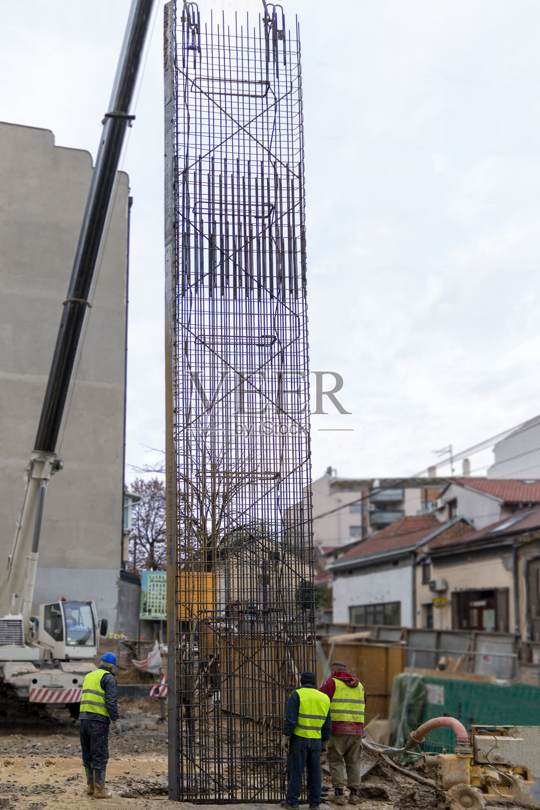 建筑工地上的卡车起重机。照片摄影图片
