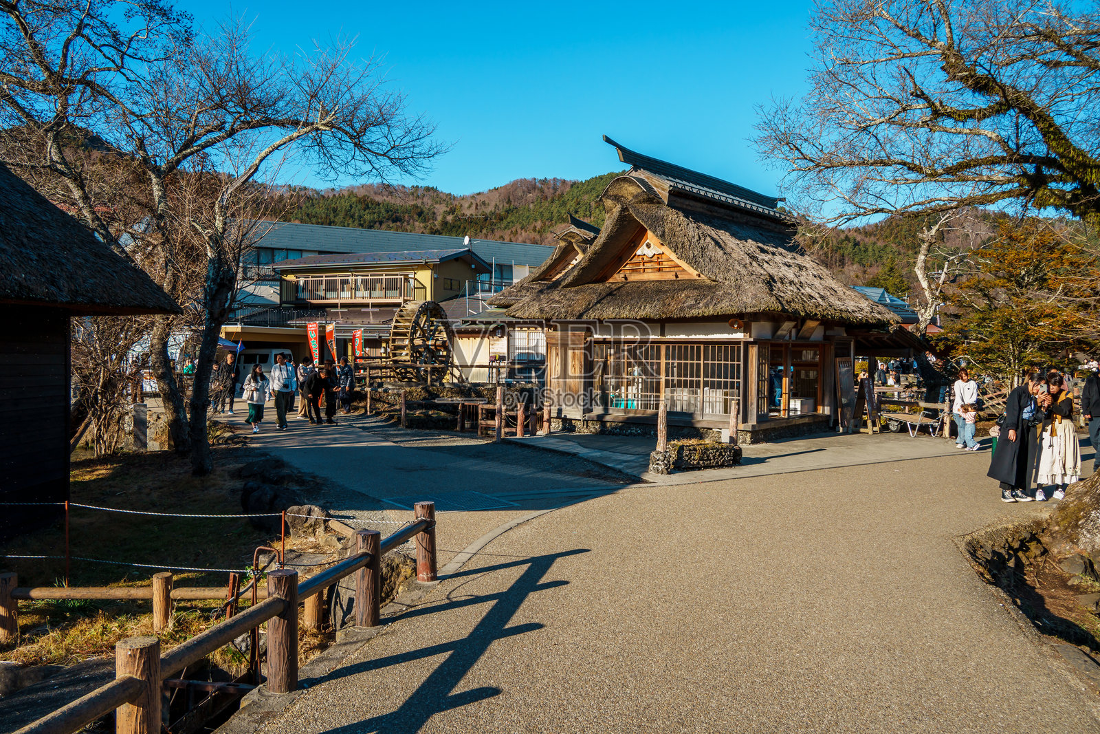 忍野八海村，传统建筑，富士山，河口湖，日本照片摄影图片