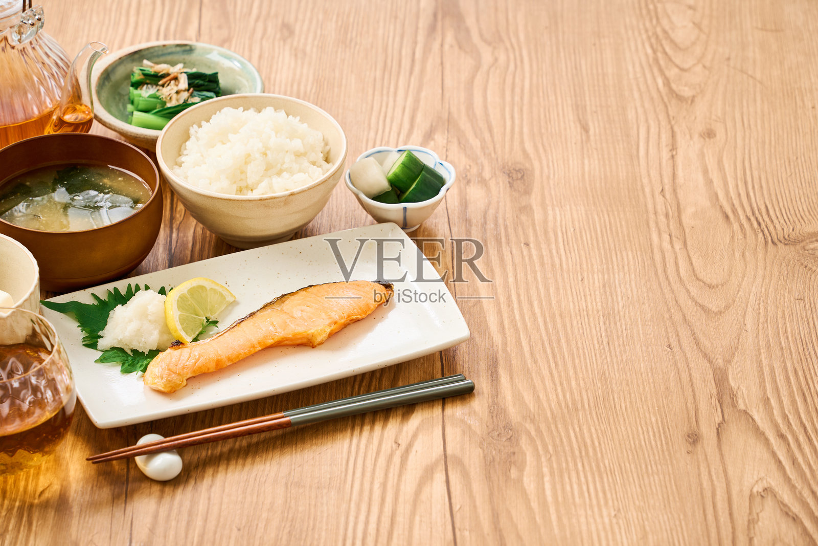 日式烤三文鱼早餐套餐照片摄影图片