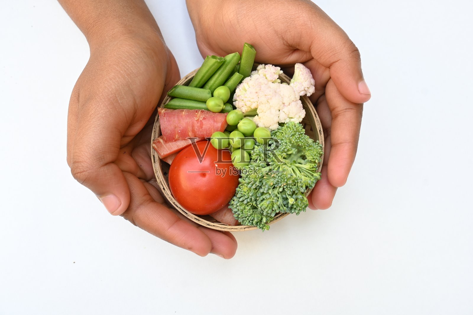 色彩斑斓的新鲜蔬菜拼盘。照片摄影图片