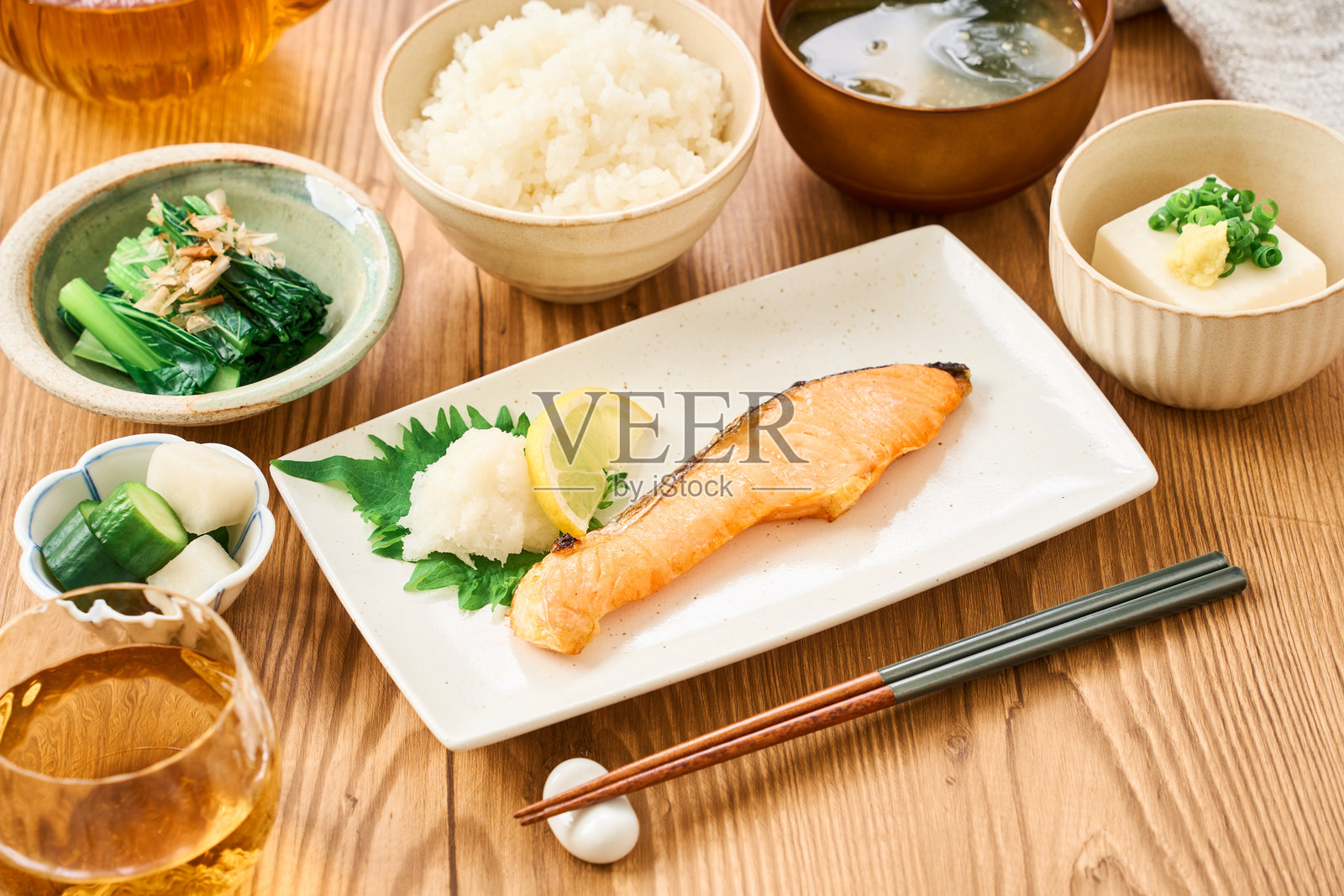 日式烤三文鱼早餐套餐照片摄影图片