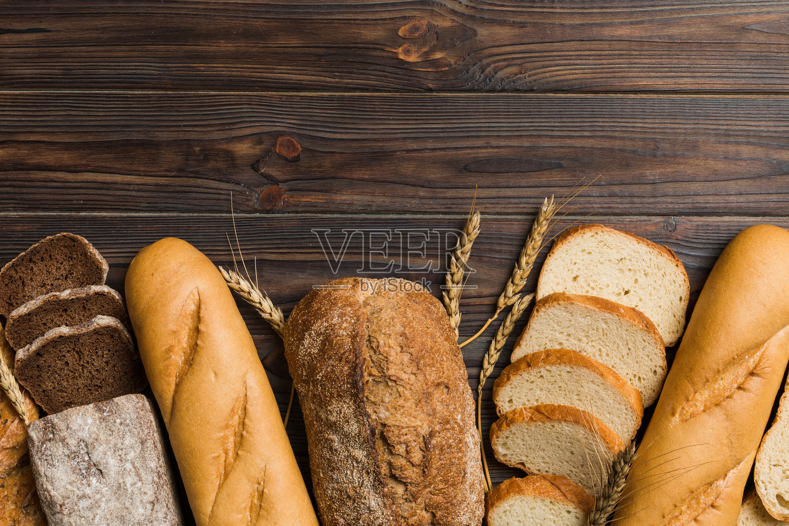 自制天然面包。不同种类的新鲜面包作为背景，俯视图带有留白空间。照片摄影图片