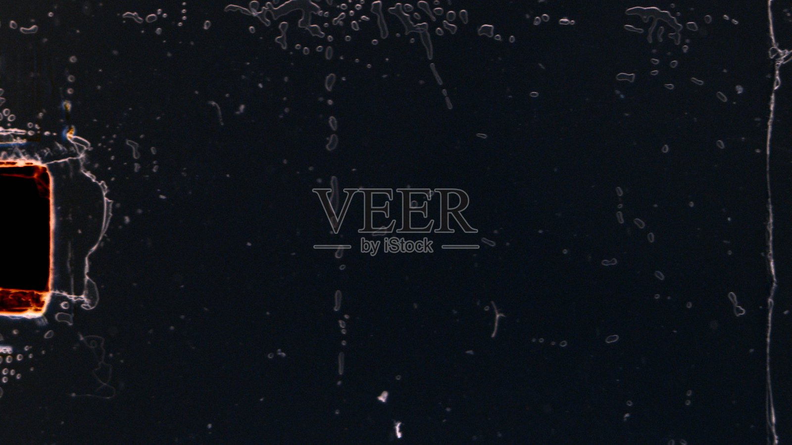 受损的胶卷显示光泄漏、划痕和灰尘颗粒：电影叠加纹理照片摄影图片