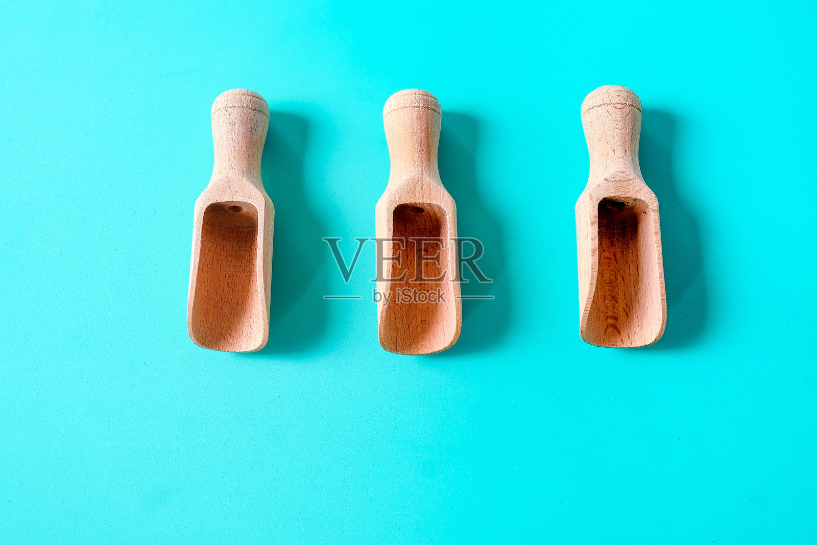 木勺、筷子和器具在彩色背景上。俯视图。照片摄影图片