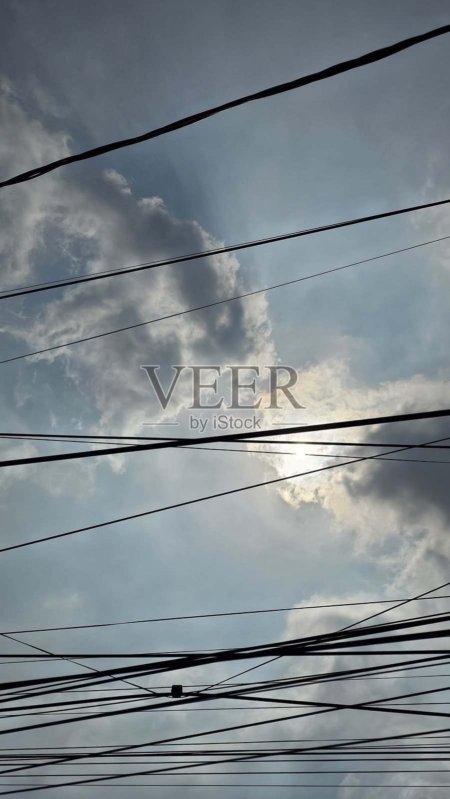 电缆横跨顶部，背景是蓝天和白云。背景模板。照片摄影图片