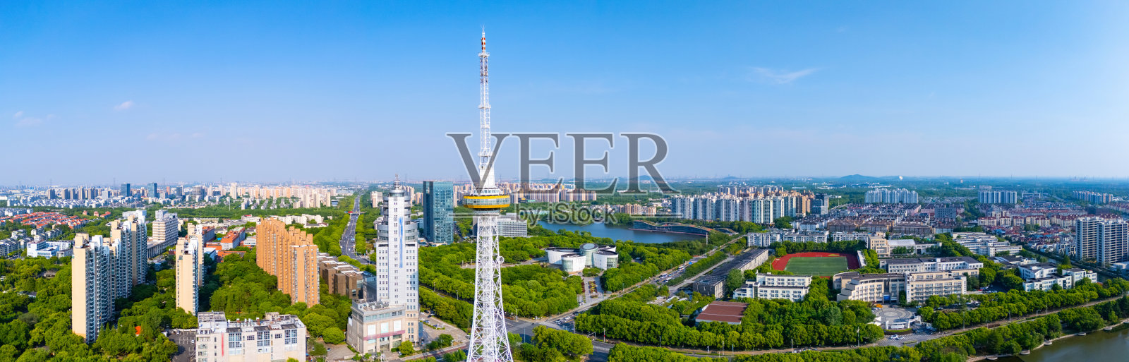 阳光明媚的日子里，上海郊区的城市风景鸟瞰图。照片摄影图片