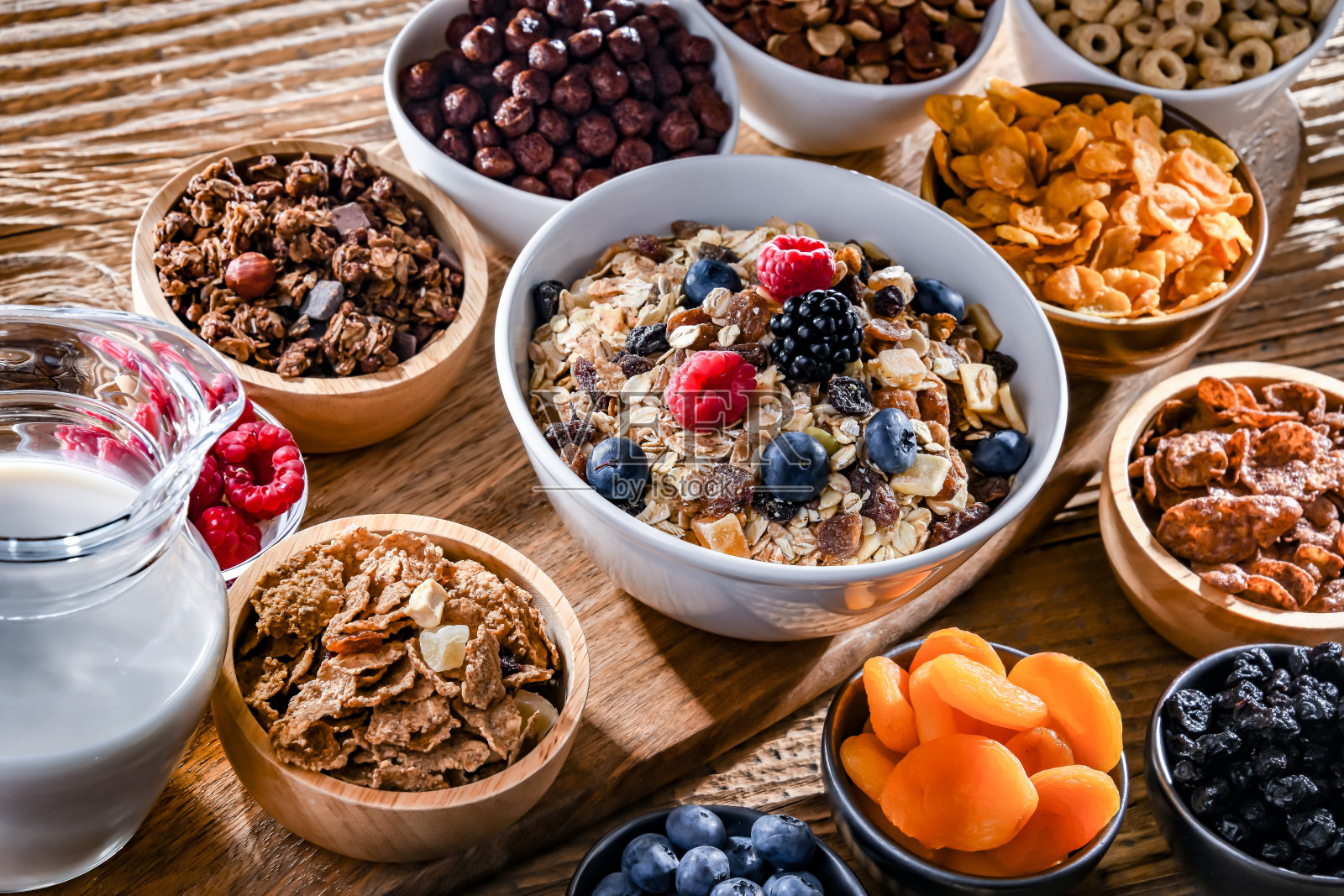 早餐谷物产品和新鲜水果照片摄影图片
