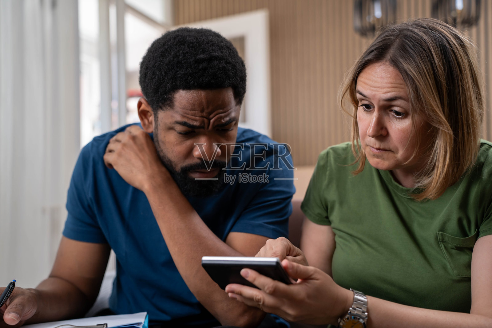 家庭管理预算和支付账单及税款。照片摄影图片