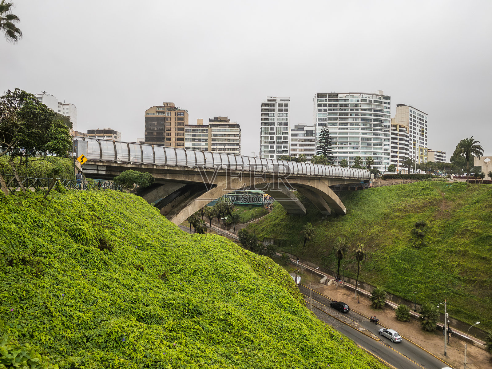 利马米拉弗洛雷斯区的爱德华多·维列纳桥雾霭弥漫的一天照片摄影图片
