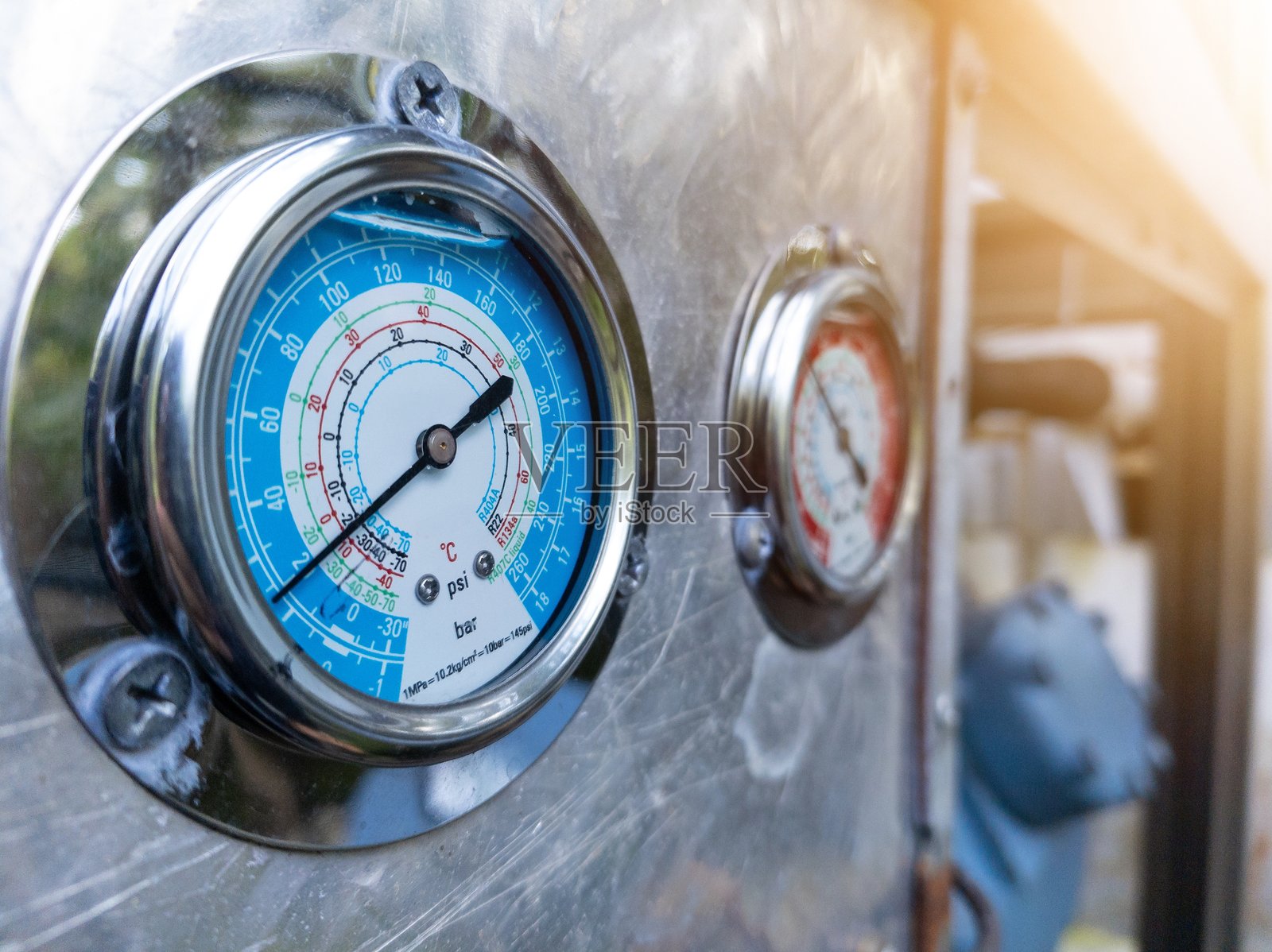 HVAC系统中用于测量制冷剂压力的压力表部分。照片摄影图片