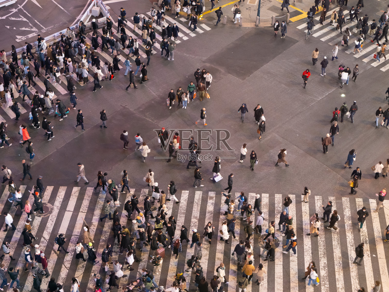 著名的涩谷十字路口，数不清的行人在城市灯光下穿行照片摄影图片
