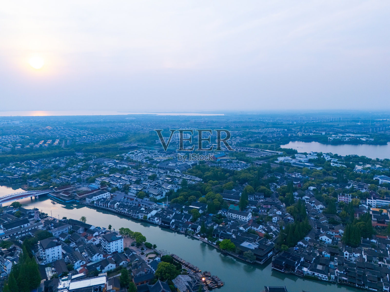 黄昏时分的上海青浦朱家角古镇鸟瞰图。照片摄影图片