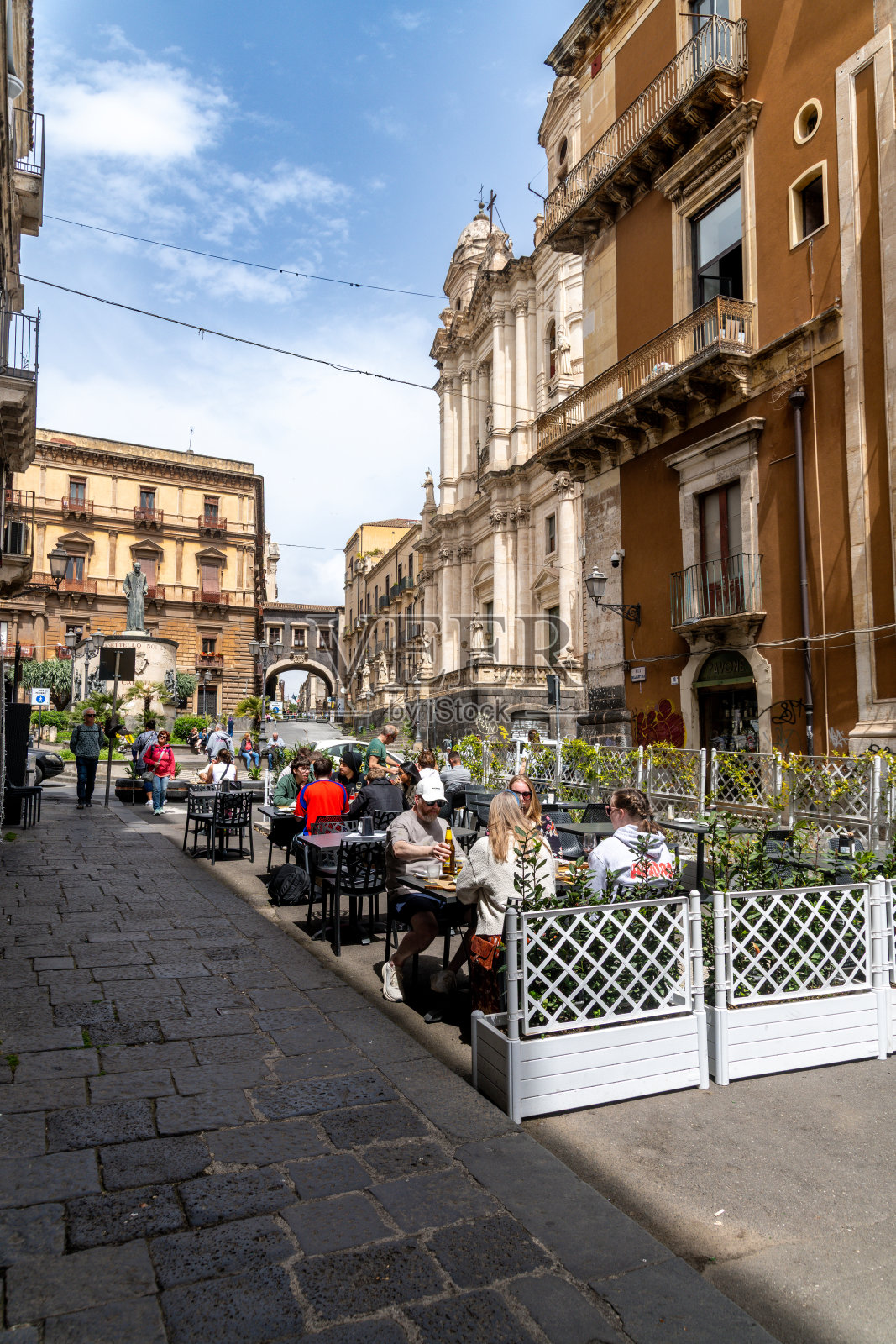历史悠久的卡塔尼亚街道上的户外用餐照片摄影图片