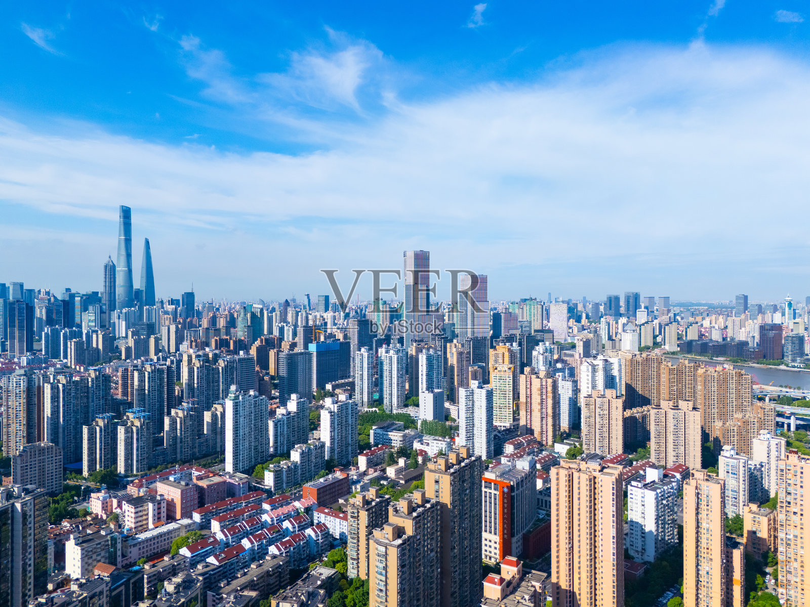 上海市中心摩天大楼的鸟瞰图，背景是蓝天。照片摄影图片