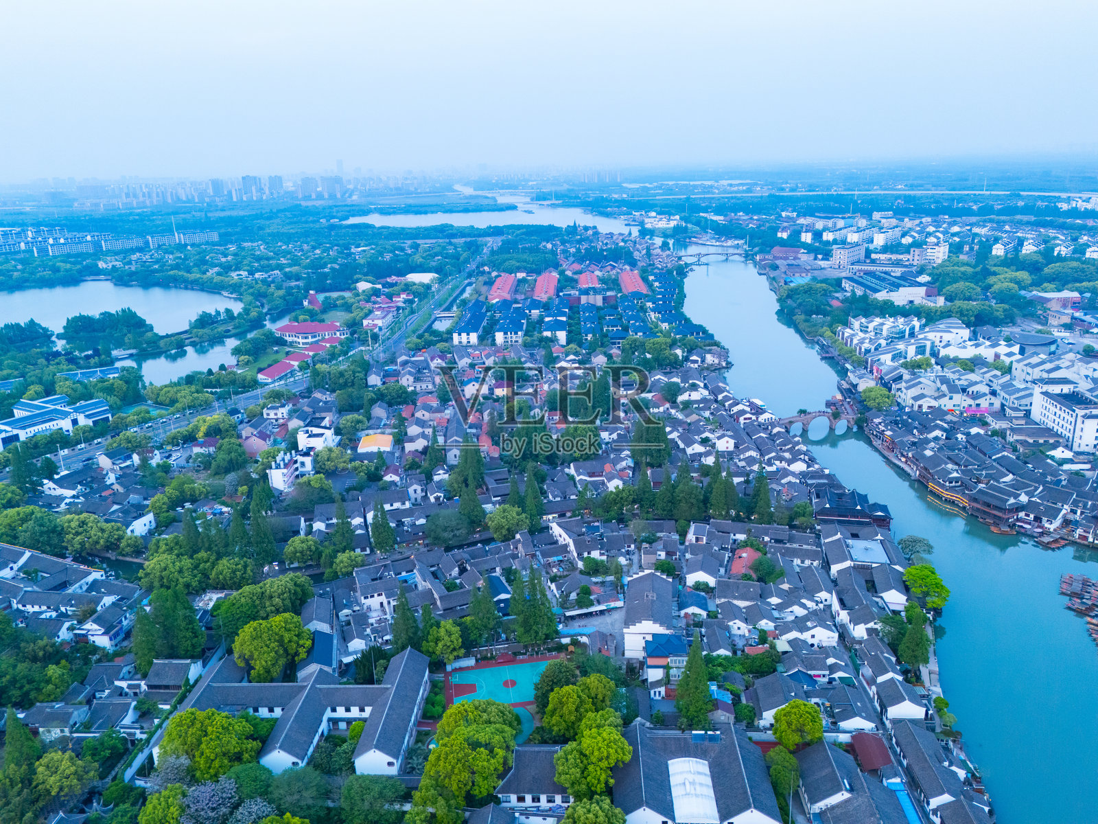 黄昏时分上海青浦朱家角古镇的鸟瞰图。照片摄影图片