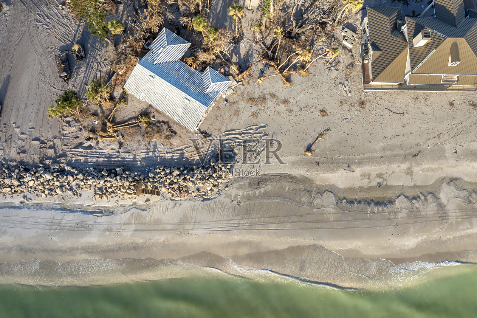 飓风登陆后，海岸住宅遭受风暴潮严重损坏。佛罗里达州自然灾害的后果。照片摄影图片