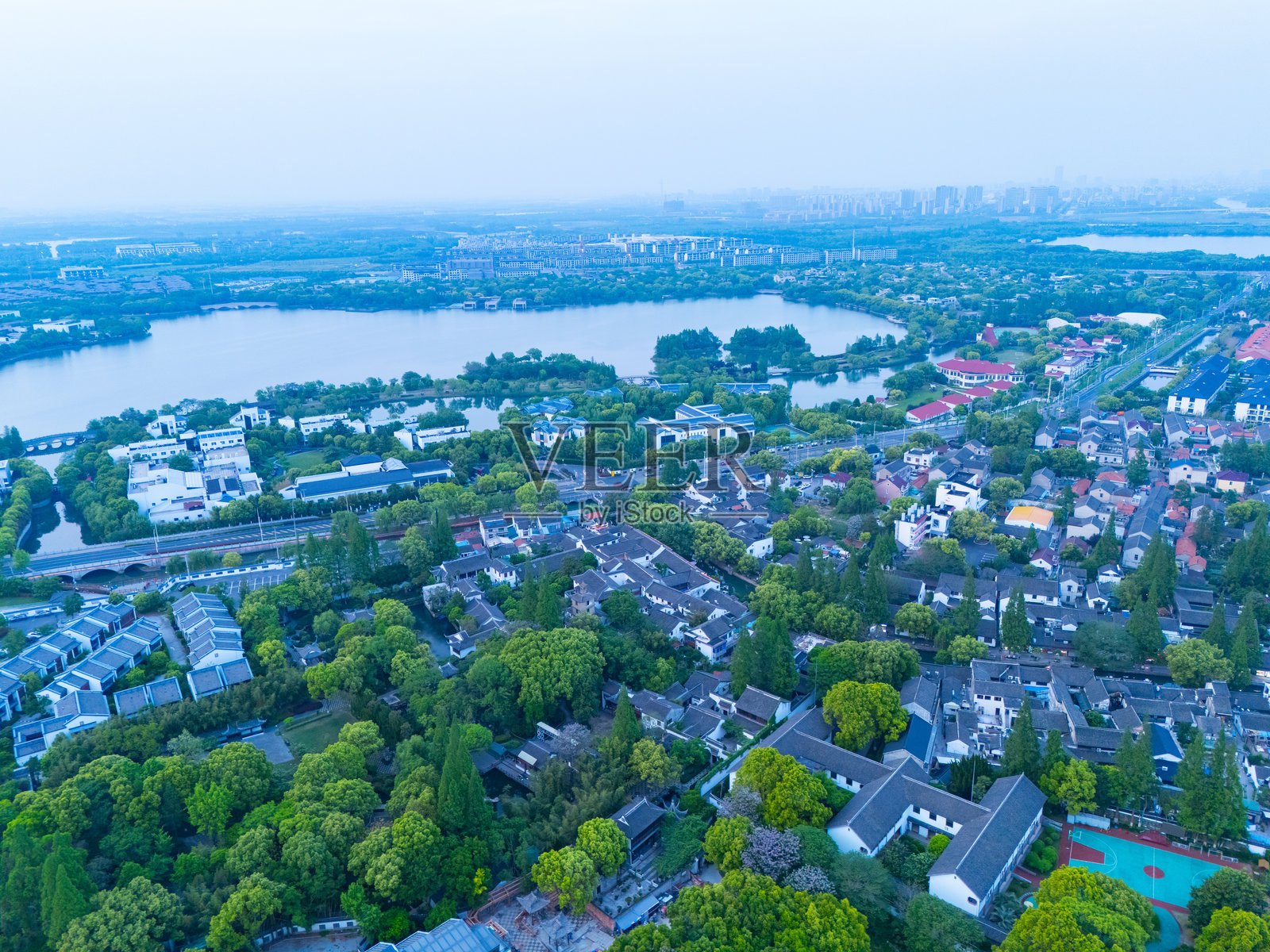 黄昏时分的上海青浦朱家角古镇鸟瞰图。照片摄影图片