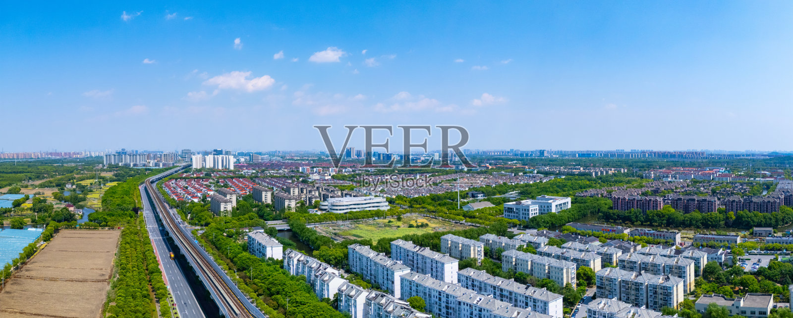 阳光明媚的日子里，上海郊区的城市风景鸟瞰图。照片摄影图片