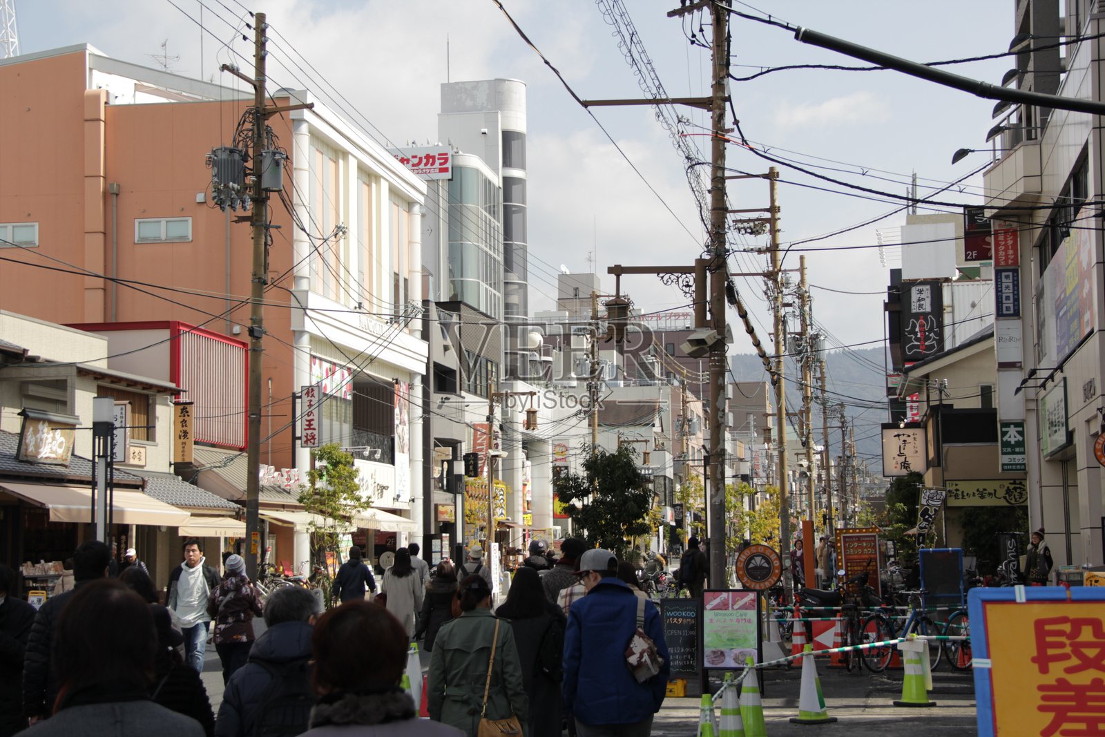 日本奈良街头的人群照片摄影图片