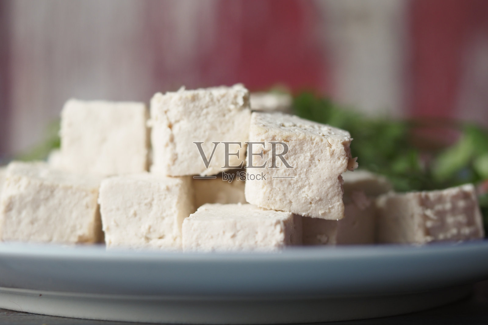 新鲜切好的豆腐配上香草摆放在盘子里照片摄影图片