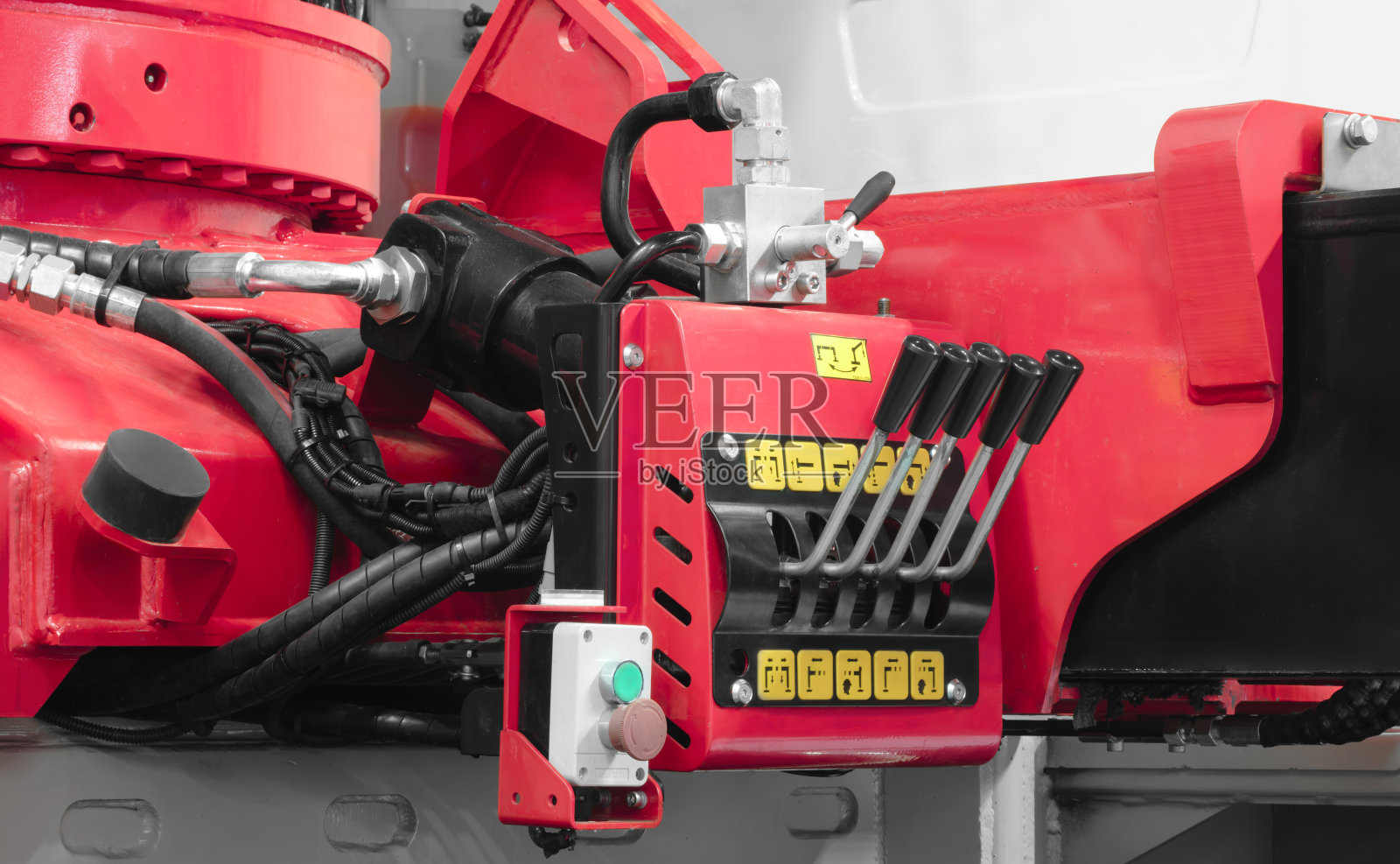 现代工业液压机的控制面板，配有控制杆和按钮，工业概念背景照片摄影图片