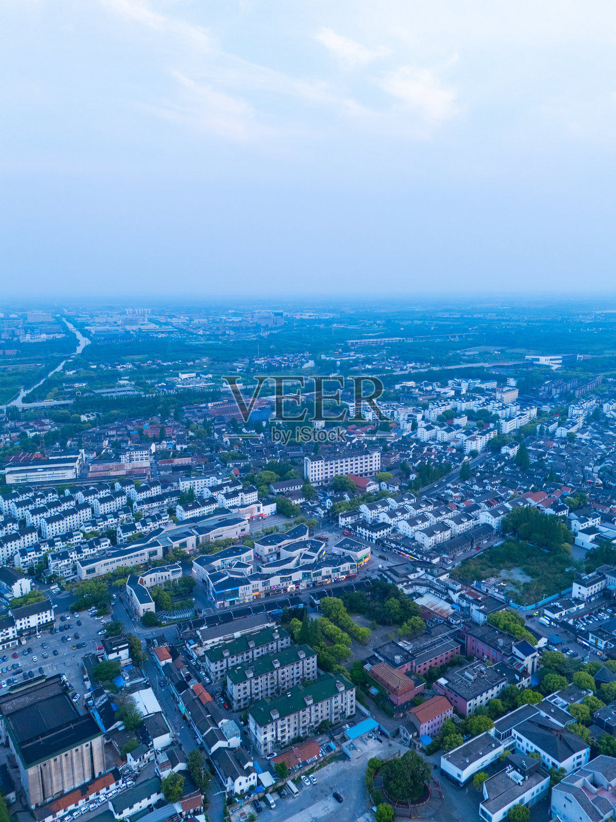 黄昏时分的上海青浦朱家角古镇鸟瞰图。照片摄影图片