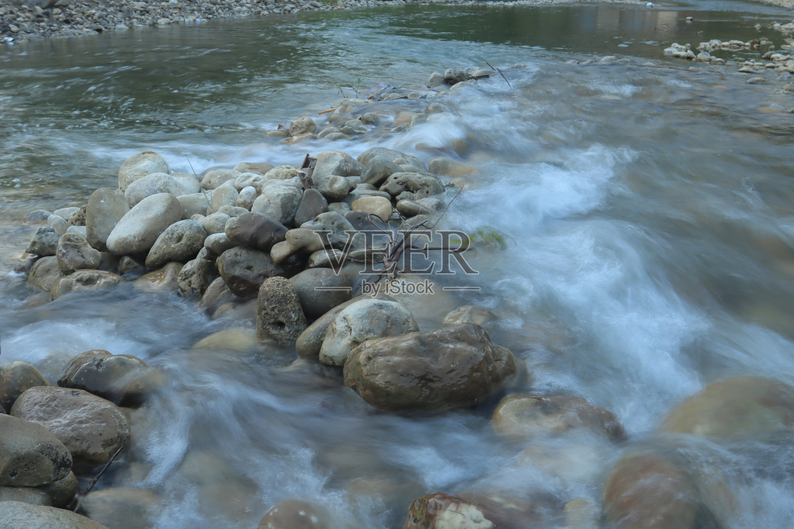 自然河卵石沿着浅溪流淌照片摄影图片