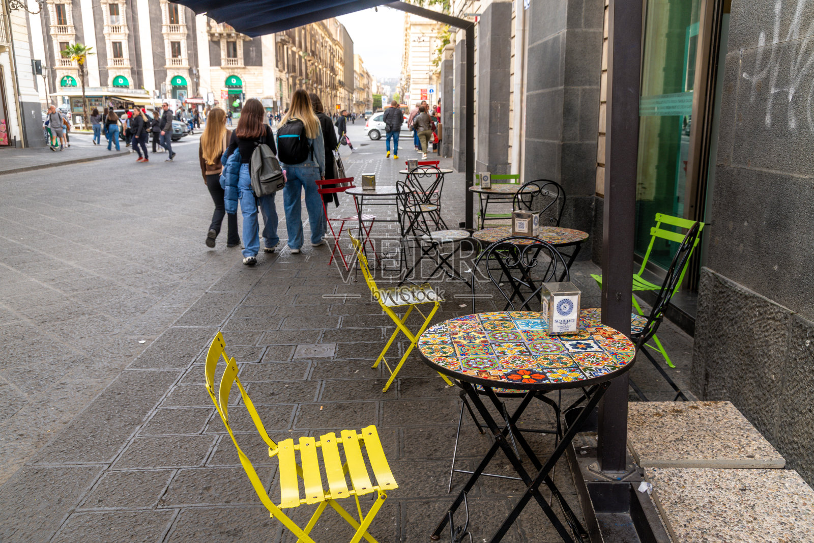 卡塔尼亚的人行道咖啡桌和行人照片摄影图片