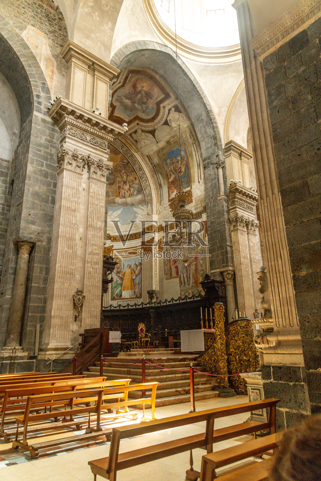 圣阿加塔大教堂内部的半圆形后殿和壁画照片摄影图片