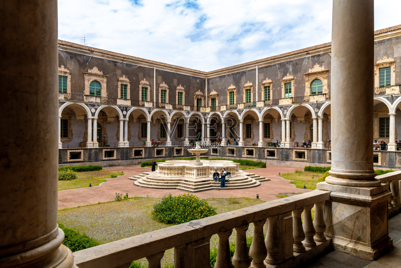 卡塔尼亚圣尼古拉修道院的喷泉庭院照片摄影图片