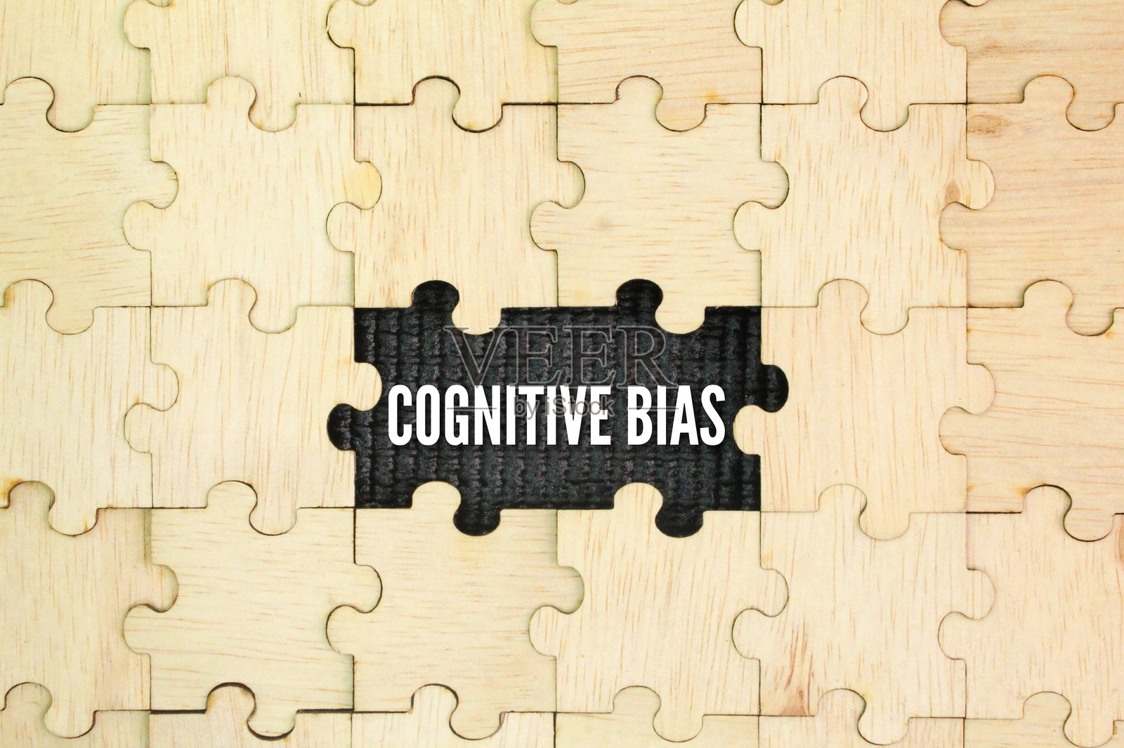 带有“认知偏见”字样的木质拼图。这是一种系统的思维过程，由人类大脑通过个人经验的过滤器简化信息处理的倾向所导致。照片摄影图片