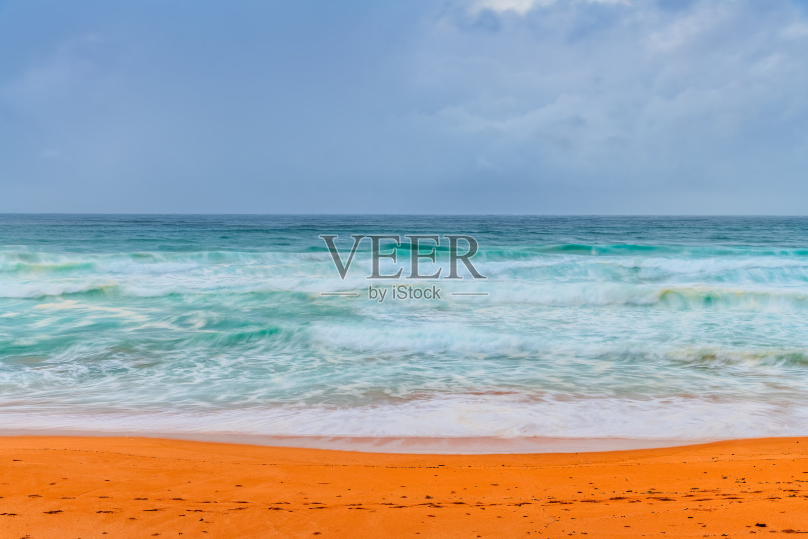 情绪化的日出与海边的波浪照片摄影图片