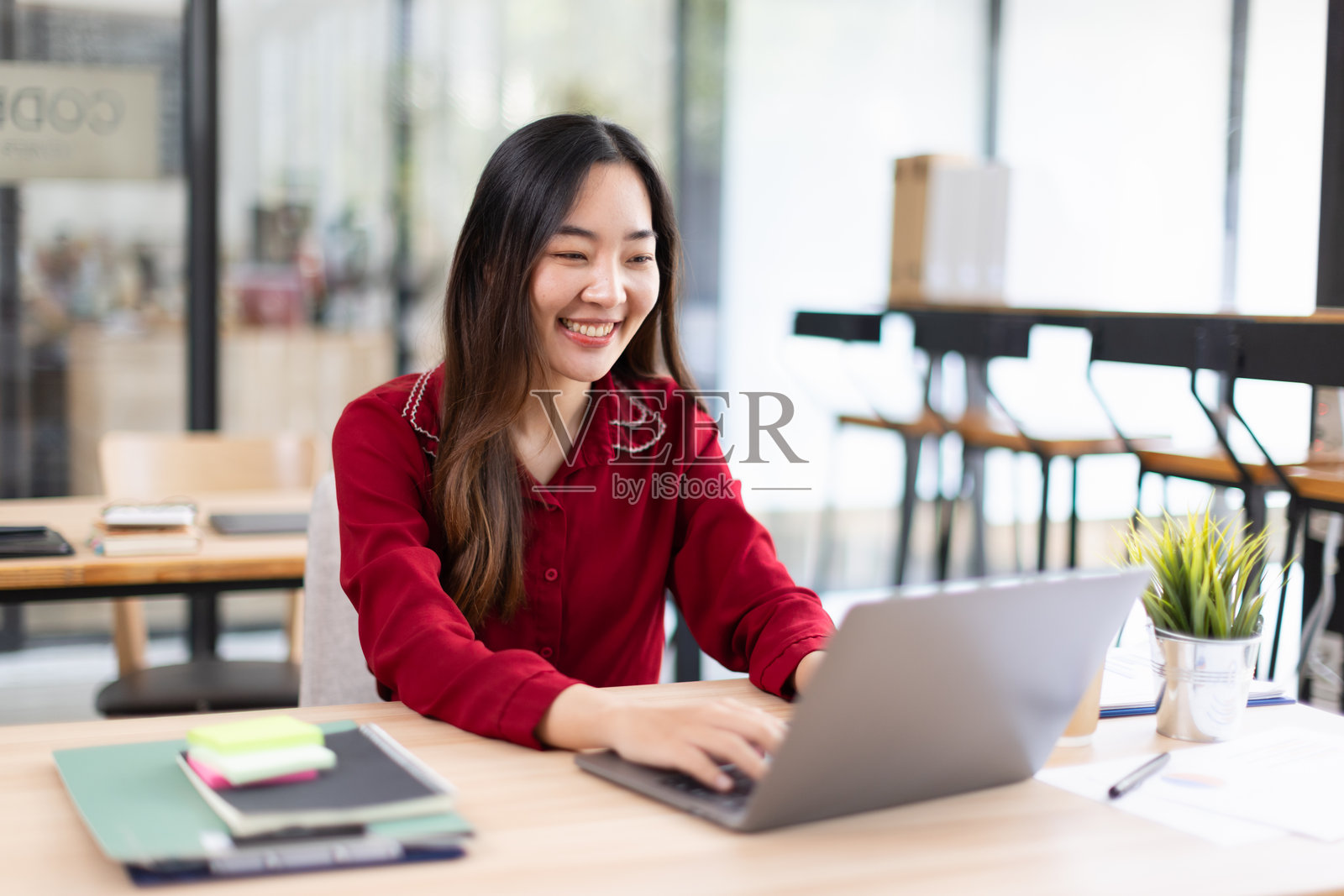 亚洲女商人在办公室工作区的桌子上分析数据。照片摄影图片