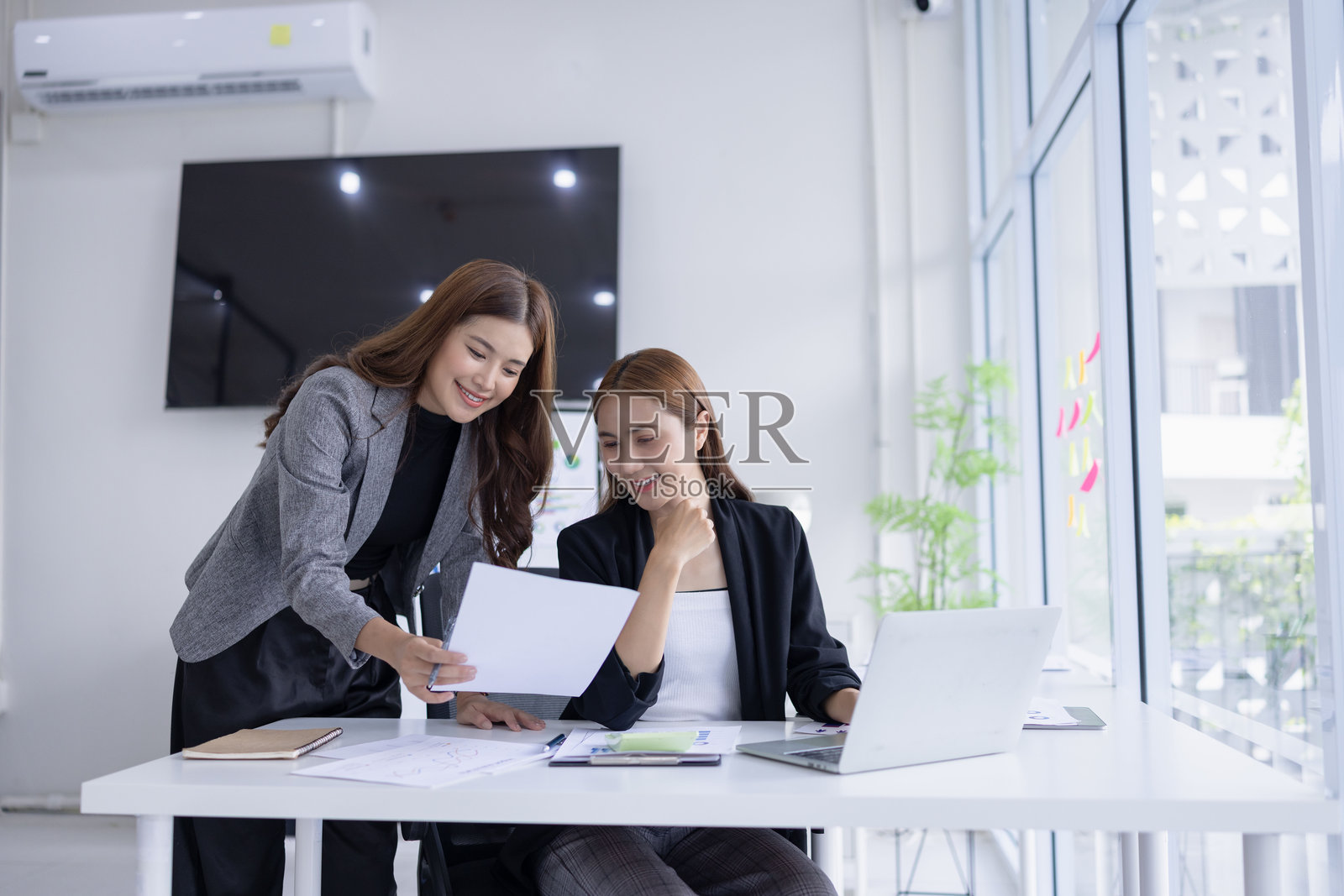 会议室内的商业科技用于培训市场营销概念。照片摄影图片
