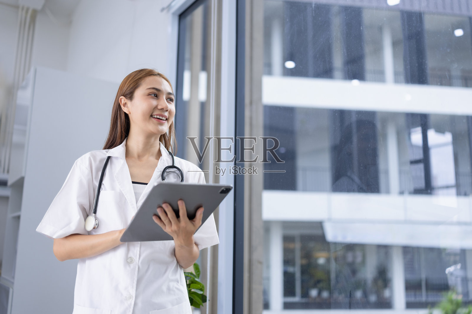 女医生在医院里使用数字平板电脑。照片摄影图片