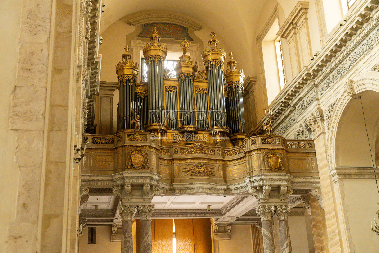 卡塔尼亚圣阿加塔大教堂的管风琴照片摄影图片