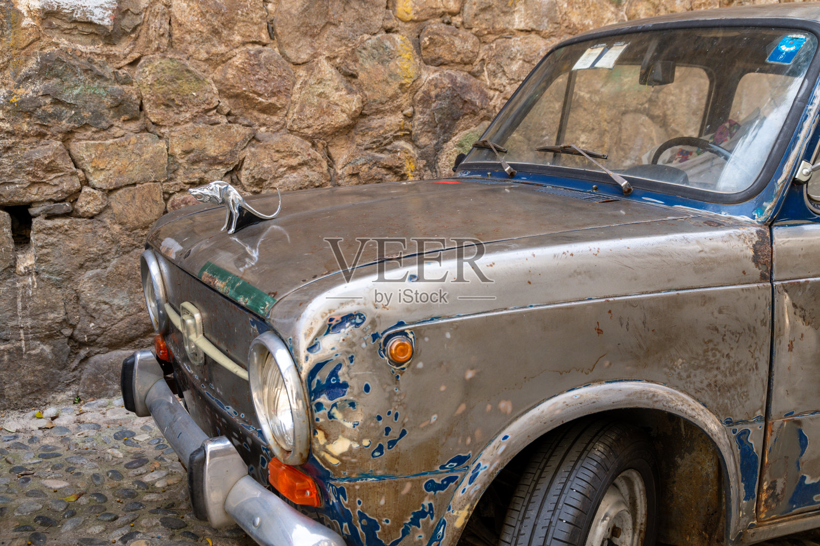 生锈的菲亚特引擎盖和前部设计特写照片摄影图片