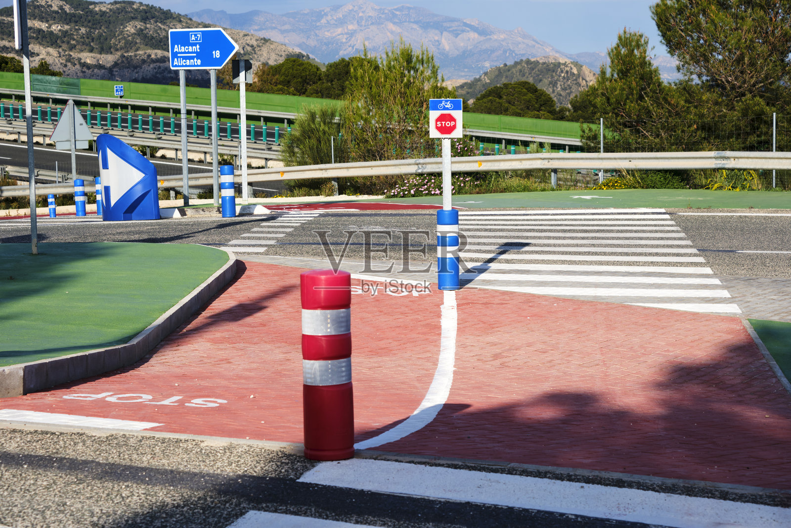 阿利坎特的环形交叉口，设有停车标志和方向箭头，体现道路安全概念照片摄影图片
