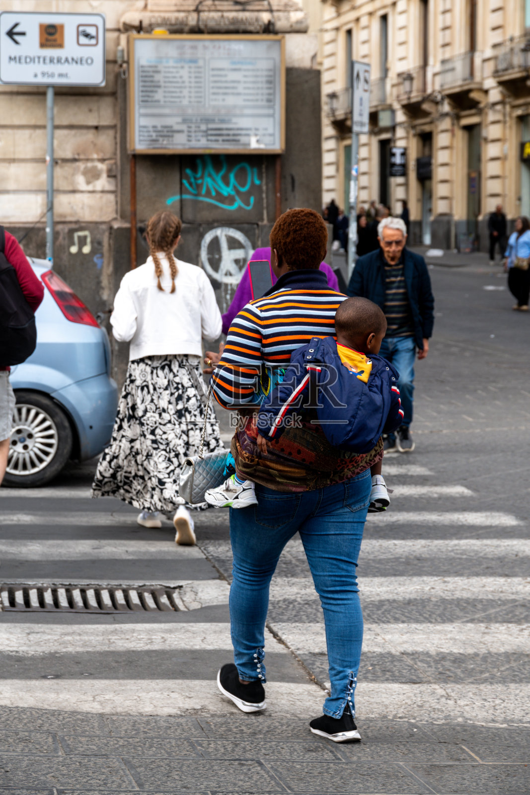 人们在卡塔尼亚市中心的城市街道上穿行照片摄影图片