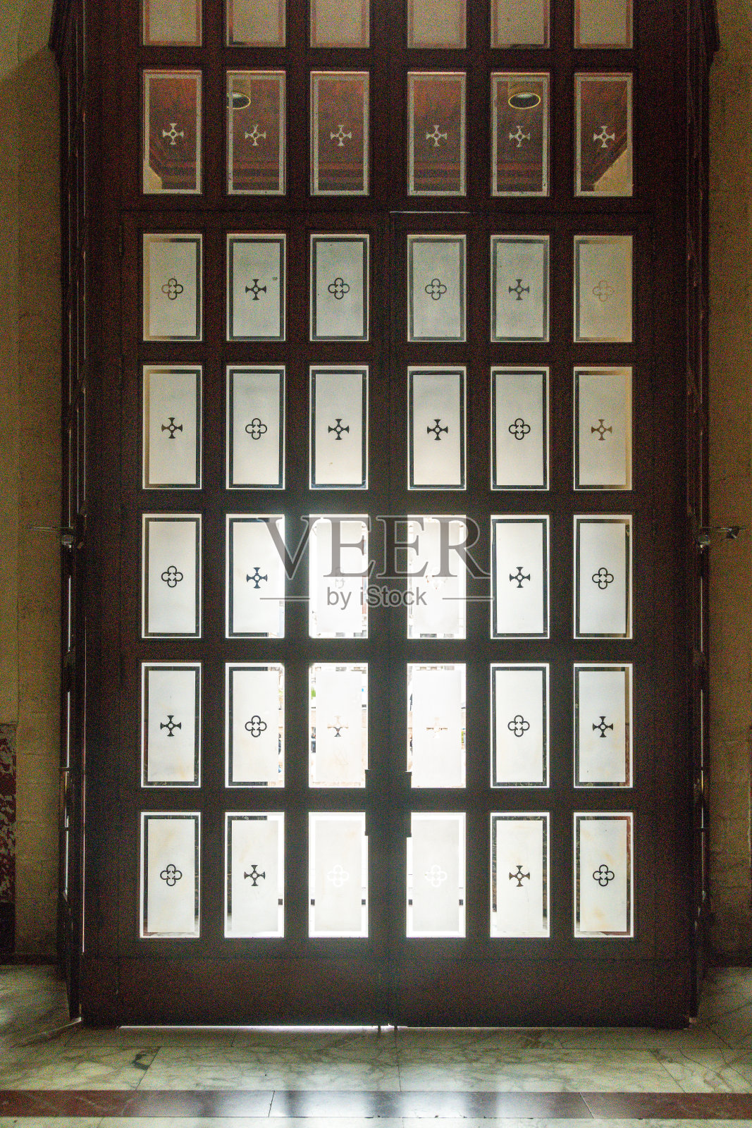 带有几何交叉图案的磨砂玻璃门照片摄影图片