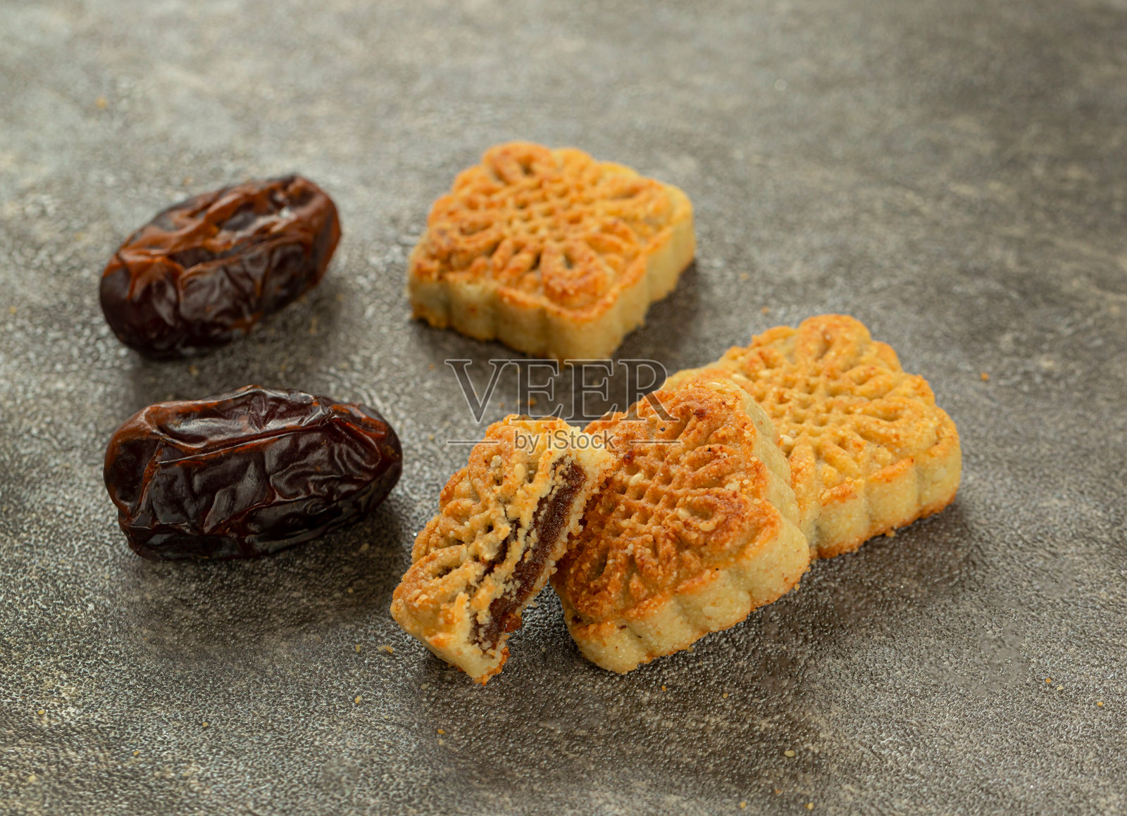 用酥油和粗麦粉制作的日期马穆尔，阿拉伯中东节日美食，适合各种场合和开斋节，米色背景。照片摄影图片