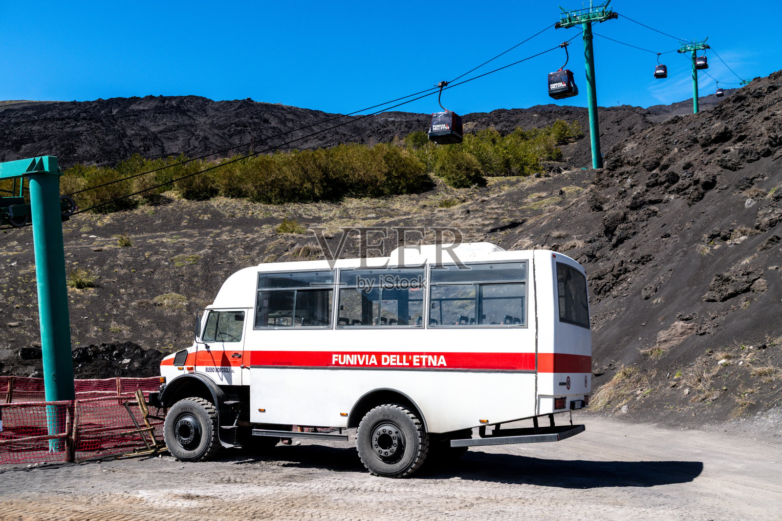 埃特纳山的旅游巴士和缆车照片摄影图片