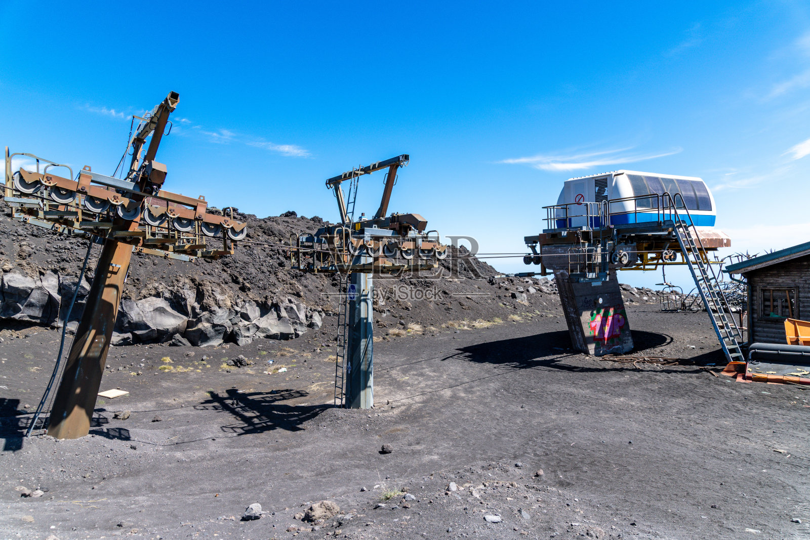 埃特纳山火山地面的缆车结构照片摄影图片