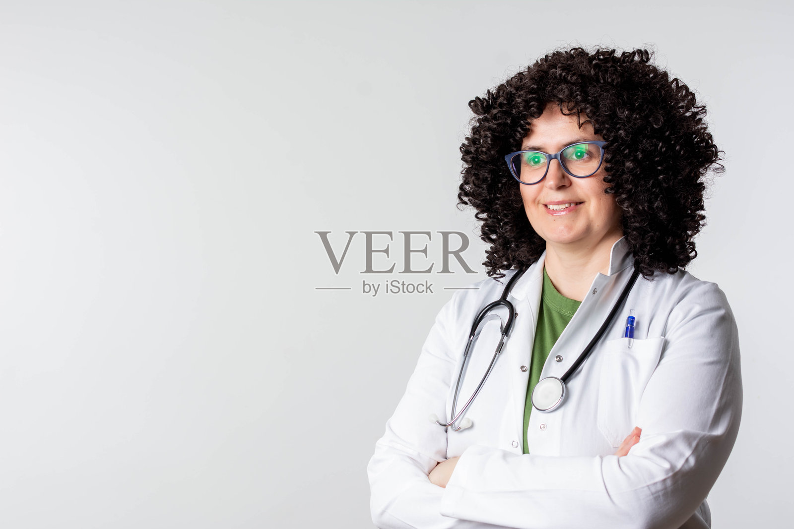 自信的女性医生在医院里微笑着看向镜头。照片摄影图片